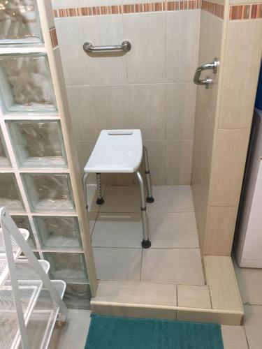 una pequeña ducha con mesa en el baño en Casa Beatriz, en Playa Blanca