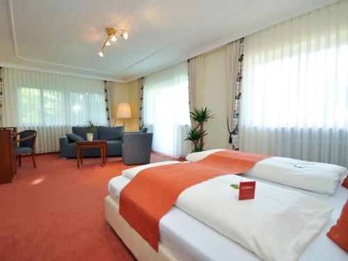 Ένα ή περισσότερα κρεβάτια σε δωμάτιο στο Hotel Quellenhof