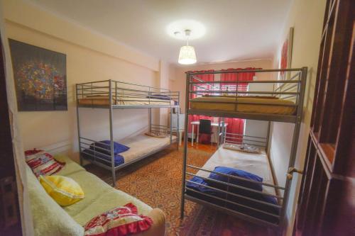 Quarto com 4 camas (Beliches+ 1 Sofá-cama)