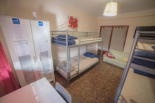 Quarto com 4 camas (Beliches+ 1 Sofá-cama)