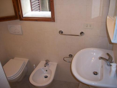 bagno con lavandino e servizi igienici di La Torre Nomipesciolini a San Gimignano