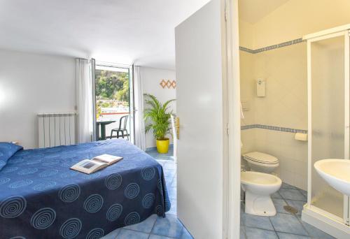 um quarto com uma cama, um WC e um lavatório em Hotel Terme Miramonte e Mare em Ischia