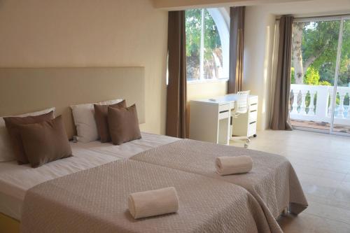 1 dormitorio con 1 cama grande y 2 toallas. en Villa on the Beach by GalanteVasques en Carvoeiro