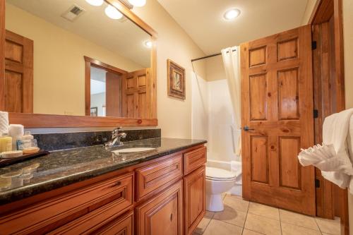 Bathroom sa The Lodges at Table Rock by Capital Vacations