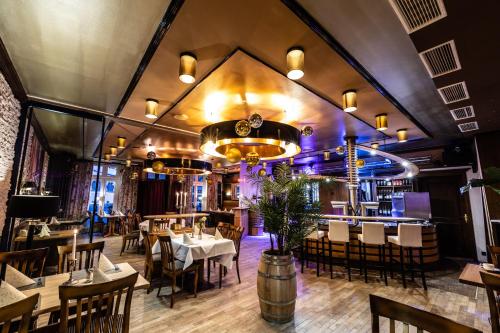 a restaurant with tables and chairs and a bar at Akzent Hotel Tietmeyer & Cross Side in Schöppingen