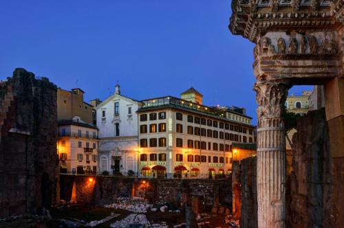 vistas a una ciudad con una columna y edificios en Hotel Forum, en Roma