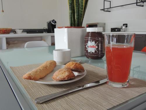 una mesa con un plato de comida y una bebida en Casa Anna, en Ilbono
