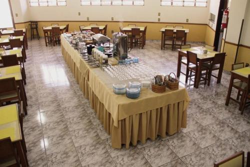 Hotel São Lucasにあるレストランまたは飲食店