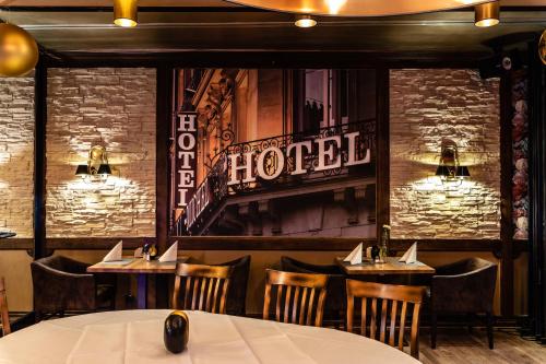 a restaurant with tables and chairs in a room at Akzent Hotel Tietmeyer & Cross Side in Schöppingen
