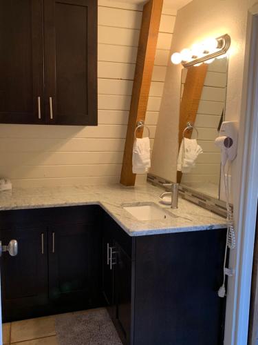 y baño con lavabo y espejo. en Red Agave Resort en Sedona