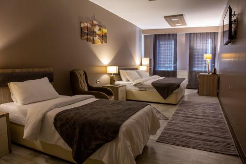 een hotelkamer met 2 bedden en een raam bij Staron Otel in Zonguldak