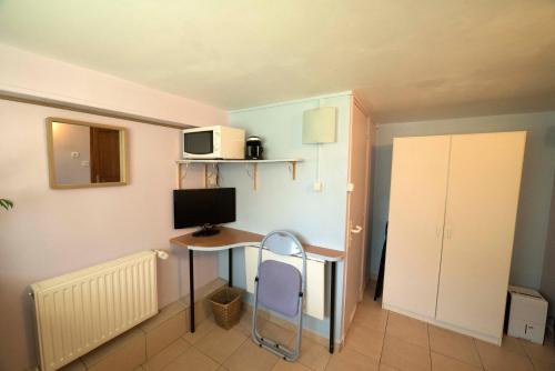 une pièce avec un bureau avec un ordinateur et une chaise dans l'établissement Charmant Studio Équipé Proche Paris et Versailles, à Chaville