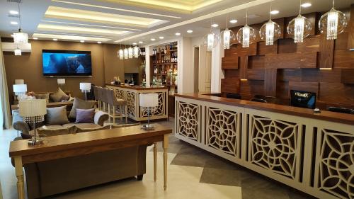 vestíbulo del hotel con bar con sofá en Armenia, en Nerkʼin Giratʼagh