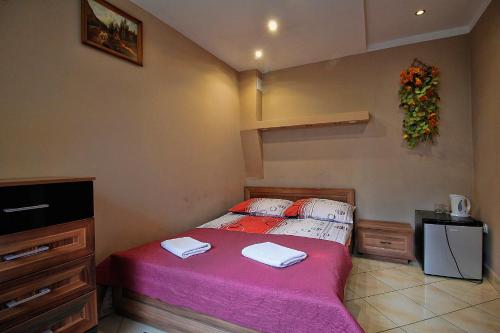 a bedroom with a bed with two towels on it at Pokoje u Eli in Szczawnica