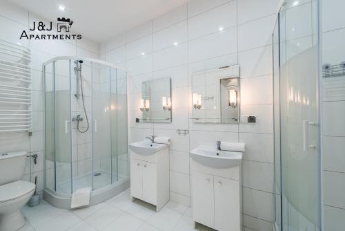 托伦J&J Apartments Łazienna 30 - 10的带水槽、淋浴和马桶的浴室