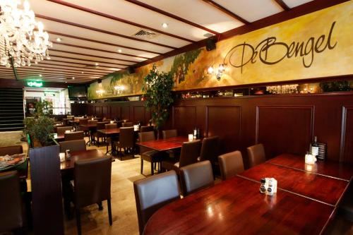 une salle à manger avec des tables et des chaises ainsi qu'un restaurant dans l'établissement Hotel Restaurant De Bengel, à Eersel