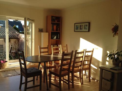 a dining room with a table and chairs at Ferienwohnung mit Garten in Köln in Cologne