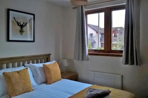 sypialnia z łóżkiem i oknem w obiekcie Home from Holm w mieście Inverness