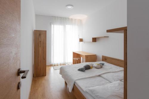 um quarto com uma cama grande e um espelho em Apartment Beta em Izola