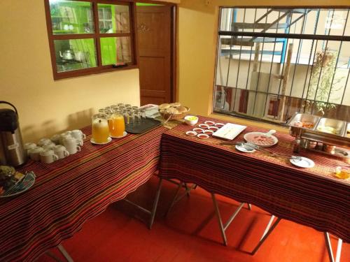 un tavolo con cibo e bevande in cucina di Conquista Cusco a Cuzco
