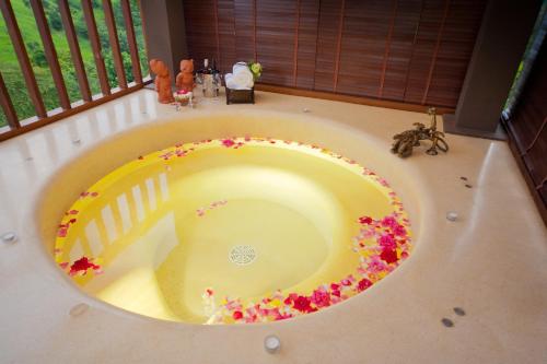 a sink with flowers in the middle of a room at Phukumhom Khao Yai in Wangkata