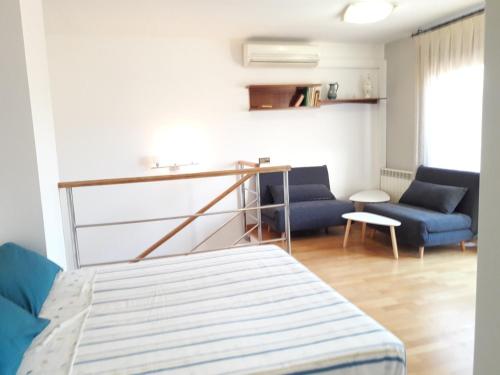 Zimmer mit einem Bett, einem Sofa und einem Tisch in der Unterkunft Loft Cal Richi in Tremp