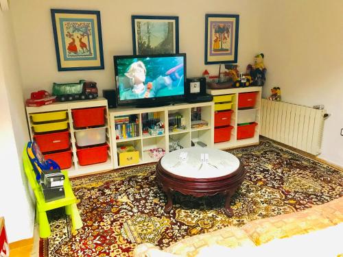 a living room with a tv and a table at La Aldea in Aldea del Fresno