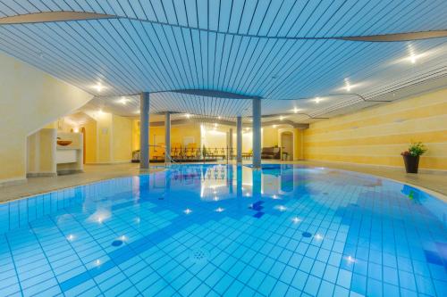 a large swimming pool in a large building at Berg-Spa & Hotel Zamangspitze in Sankt Gallenkirch