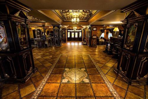 Ambassador Hotel في تيميشوارا: غرفة كبيرة مع أرضية من البلاط في مبنى