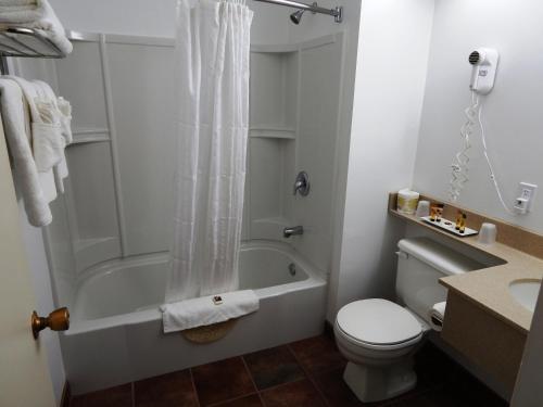 
A bathroom at Slemon Park Hotel & Conference Centre
