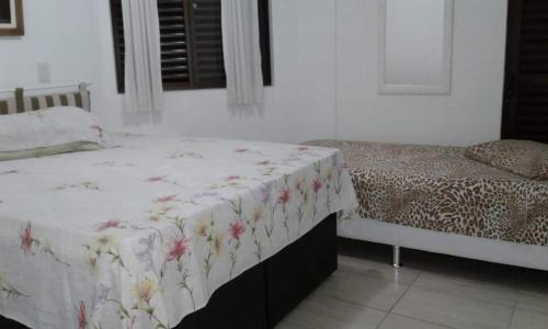 佛羅安那波里的住宿－科斯塔埃斯米拉達民宿，一间卧室配有一张床铺,床上有毯子