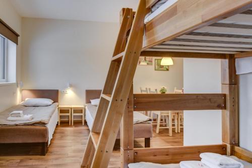Łóżko lub łóżka piętrowe w pokoju w obiekcie Bestes apartamenti