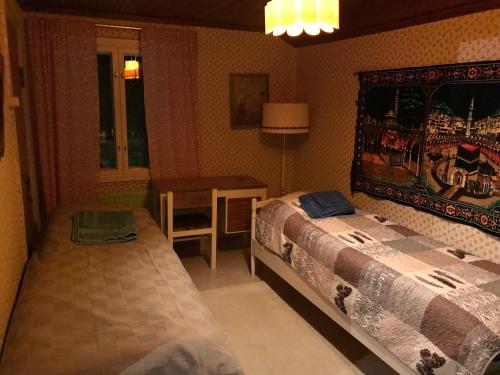 - une chambre avec un lit et une table avec une lampe dans l'établissement SÄHKÖPIRTTI SALMIVAARA, à Salla