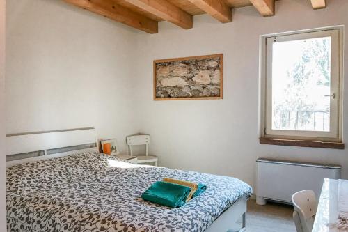 una camera con letto e finestra di Agriturismo Croce del Gal a Verona