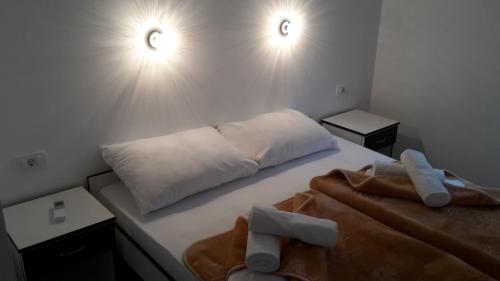 een slaapkamer met een bed met twee handdoeken erop bij Hotel Bajro Medjugorje in Međugorje