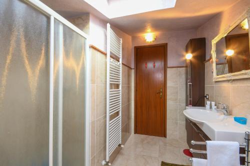 Een badkamer bij My Garda Holiday Home Peschiera 1