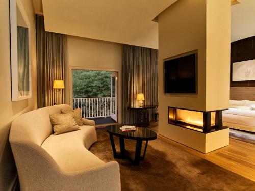 a living room with a couch and a fireplace at Hotel Bel-Air - Dorchester Collection in Los Angeles