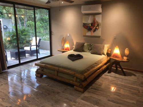 um quarto com uma cama com dois candeeiros em Samara Chillout Lodge - Adults only em Sámara