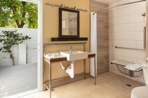 ein Bad mit einem Waschbecken und einer Dusche in der Unterkunft Movie Colony Hotel - Adults Only in Palm Springs