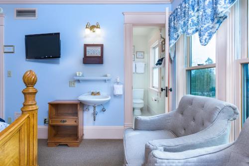 A seating area at Abigail's Bed and Breakfast Inn