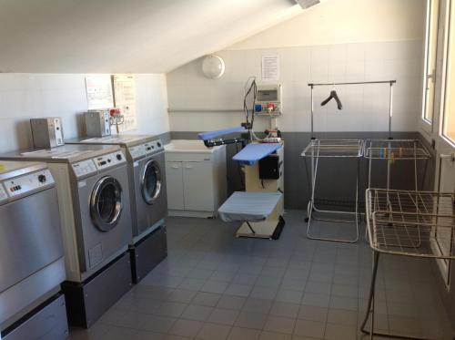 a laundry room with washing machines and a sink at Ospitalità San Tommaso d'Aquino in Bologna