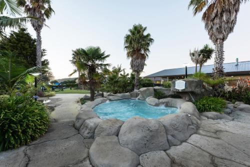 uma piscina com uma parede de pedra à volta em Copthorne Hotel & Resort Bay Of Islands em Paihia