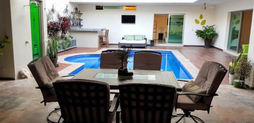 La alberca dentro o cerca de Suites Lagunas