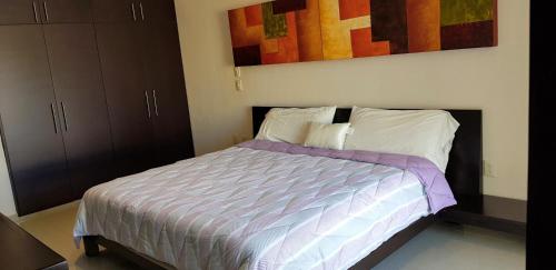 Una cama o camas en una habitación de Suites Lagunas