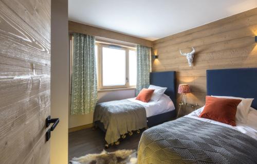 a bedroom with two beds and a window at Phoenix 101 in Tignes