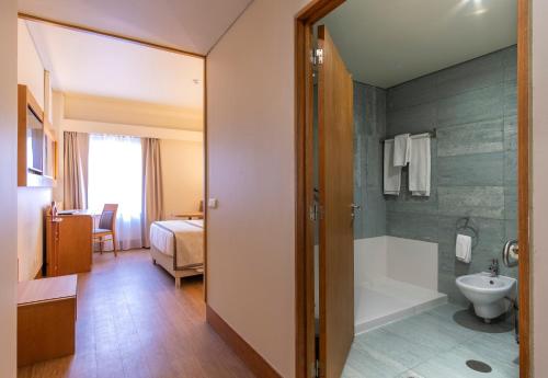 Kupatilo u objektu Hotel Comfort Inn Ponta Delgada