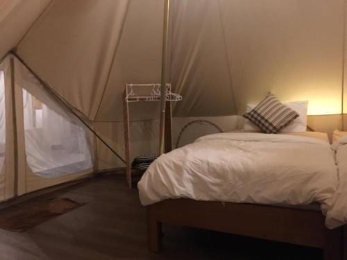 ランタ島にあるLanta Local Hutのベッドルーム(ベッド1台、テント付)