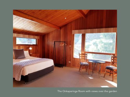 1 dormitorio con 1 cama, mesa y sillas en Chapel Hill Winery Guest House, en McLaren Vale