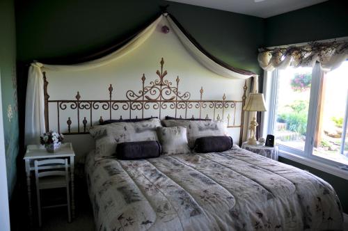 Кровать или кровати в номере Golden Pathways Retreat B&B