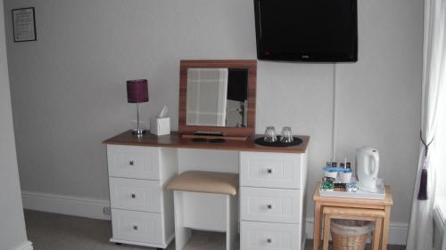 Μια τηλεόραση ή/και κέντρο ψυχαγωγίας στο Burleigh Guest House